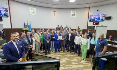 Vereador Luciano Braz entrega título luzianiense ao reitor da UniRV Albeto Barella Netto