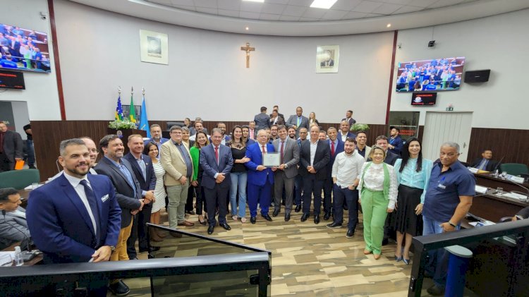 Vereador Luciano Braz entrega título luzianiense ao reitor da UniRV Albeto Barella Netto